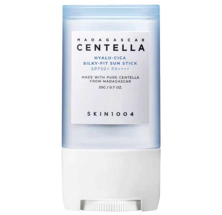 استیک ضد آفتاب بیرنگ سانتلا، SPF 50، مدل skin1004، مناسب انواع پوست با حجم 20 میلیلیتر، محافظتکننده در برابر اشعههای UVA و UVB، ضد حساسیت و مرطوبکننده، PA++++، روشنکننده، دارای فرمولاسیون عصاره مغذی و هیالورونیک اسید، با ماندگاری 3 ساعته